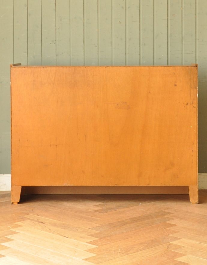 アンティークのキャビネット　アンティーク家具　北欧風シンプルデザインのヴィンテージ家具、ガラスキャビネット。キチンとメンテナンスしてあるので、裏側もキレイです。(q-612-f )