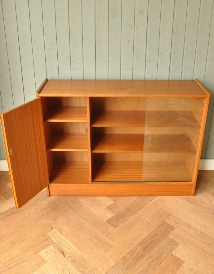 アンティークのキャビネット　アンティーク家具　北欧風シンプルデザインのヴィンテージ家具、ガラスキャビネット。扉の中も、ボディと同じチーク材の色味で統一されています。(q-612-f )