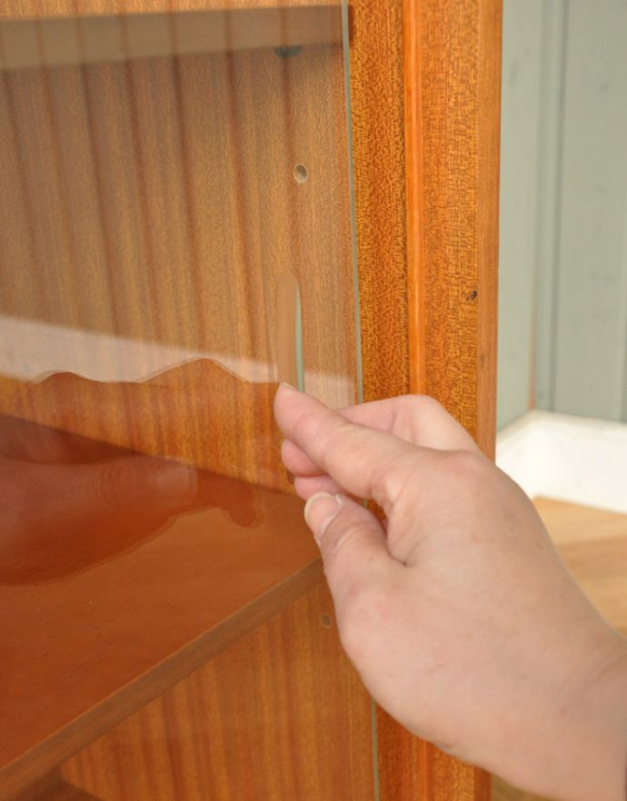 アンティークのキャビネット　アンティーク家具　北欧風シンプルデザインのヴィンテージ家具、ガラスキャビネット。ガラス戸の取っ手はこのようなカットになっています。(q-612-f )