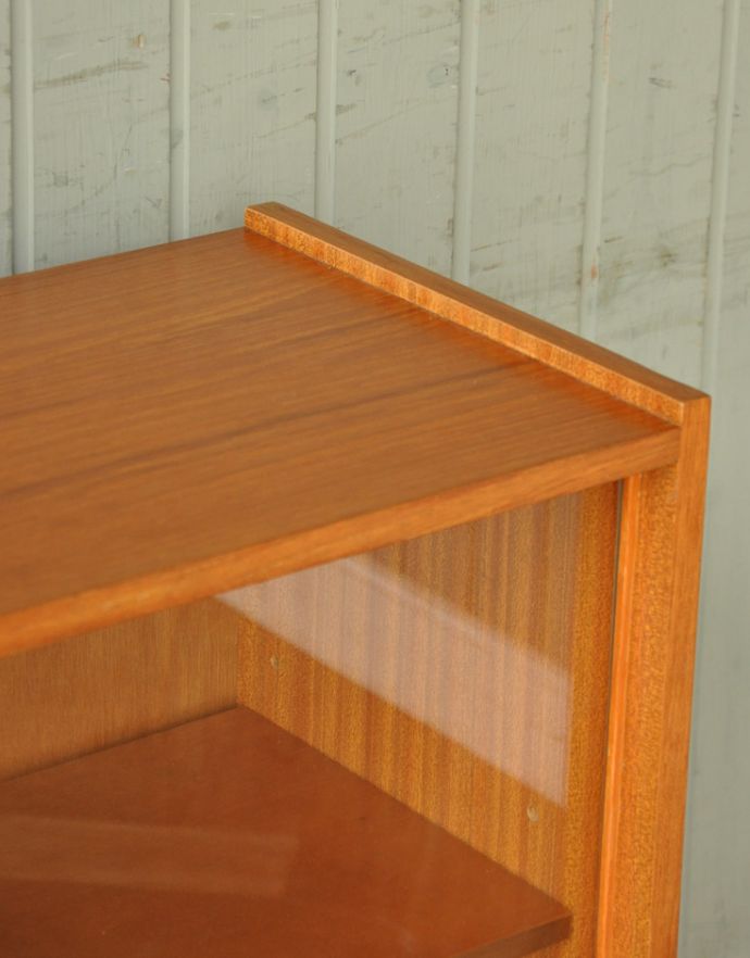 アンティークのキャビネット　アンティーク家具　北欧風シンプルデザインのヴィンテージ家具、ガラスキャビネット。チーク材の繊細な木目が感じられます。(q-612-f )