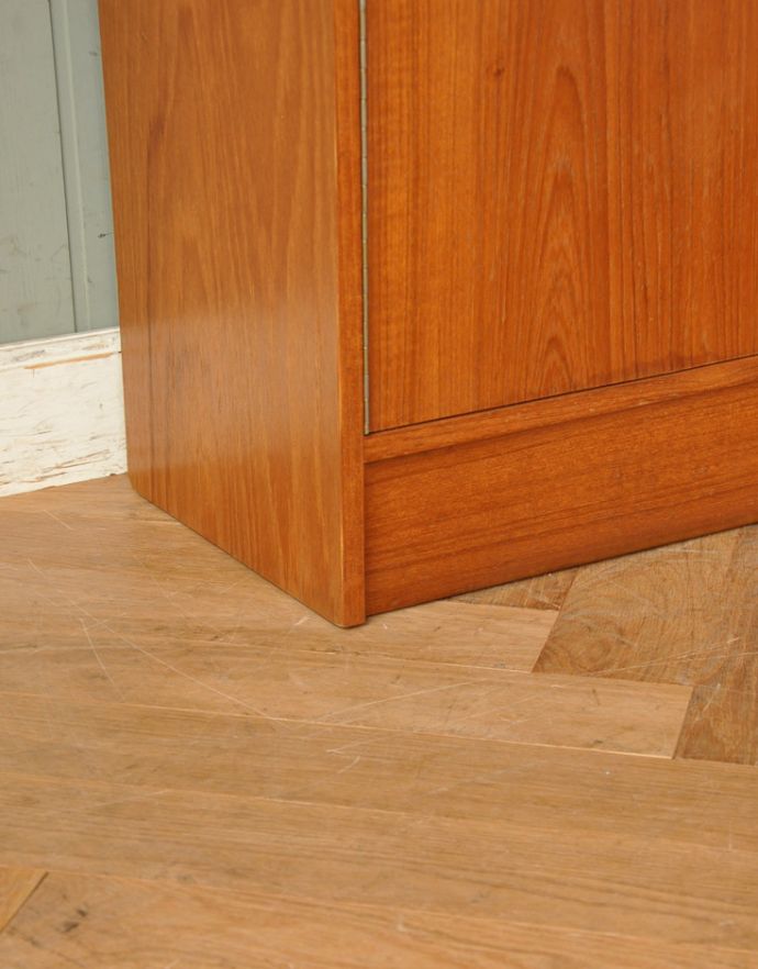 アンティークのキャビネット　アンティーク家具　北欧風シンプルデザインのヴィンテージ家具、ガラスキャビネット。安定感のある脚がしっかり支えます。(q-612-f )