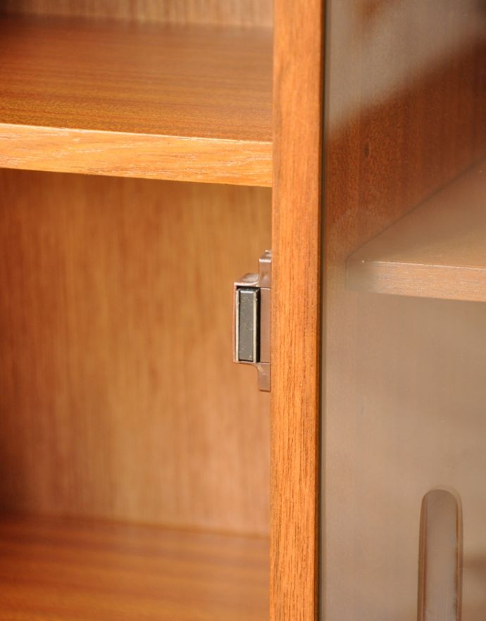 アンティークのキャビネット　アンティーク家具　北欧風シンプルデザインのヴィンテージ家具、ガラスキャビネット。マグネットが付いているので開け閉めはスムーズです。(q-612-f )