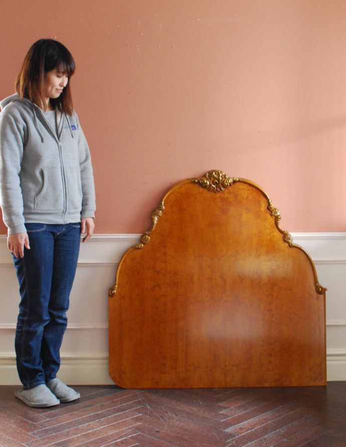 英国クラシックスタイル　アンティーク家具　英国のオシャレなアンティーク家具、ウォルナット材のヘッドボード（ベッドフレーム）。まるでヨーロッパのホテルにいるかのような空間を演出してくれるベッドフレーム。(q-613-f)