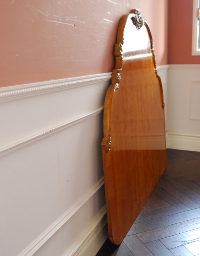 英国クラシックスタイル　アンティーク家具　英国のオシャレなアンティーク家具、ウォルナット材のヘッドボード（ベッドフレーム）。落ち着いたウォルナット材の色合いは、和室にもあわせやすいのでオススメです。(q-613-f)