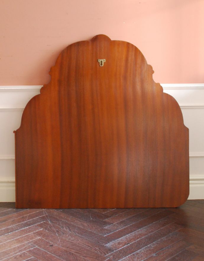 英国クラシックスタイル　アンティーク家具　英国のオシャレなアンティーク家具、ウォルナット材のヘッドボード（ベッドフレーム）。きちんとメンテナンスしてあるので、裏側もキレイです。(q-613-f)