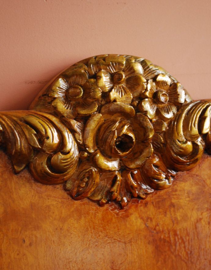 英国クラシックスタイル　アンティーク家具　英国のオシャレなアンティーク家具、ウォルナット材のヘッドボード（ベッドフレーム）。２つとないアンティークらしい職人の技を感じる装飾です。(q-613-f)