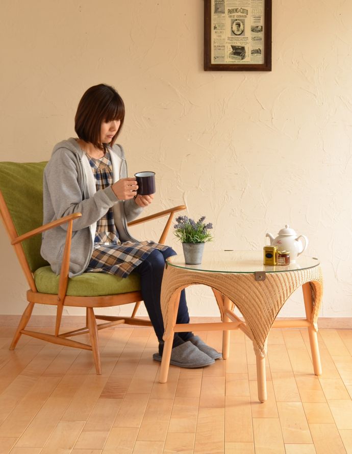 ロイドルーム　アンティーク家具　アンティークのロイドルーム家具、ガラス天板のコーヒーテーブル。天板が広いので、ゆったりとお使い頂けます。(q-618-f)