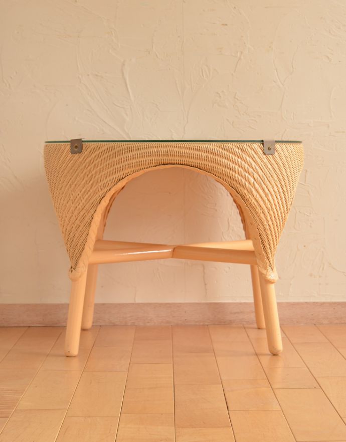 ロイドルーム　アンティーク家具　アンティークのロイドルーム家具、ガラス天板のコーヒーテーブル。脚元がアーチ状になっているので、お部屋を柔らかい印象にしてくれます。(q-618-f)