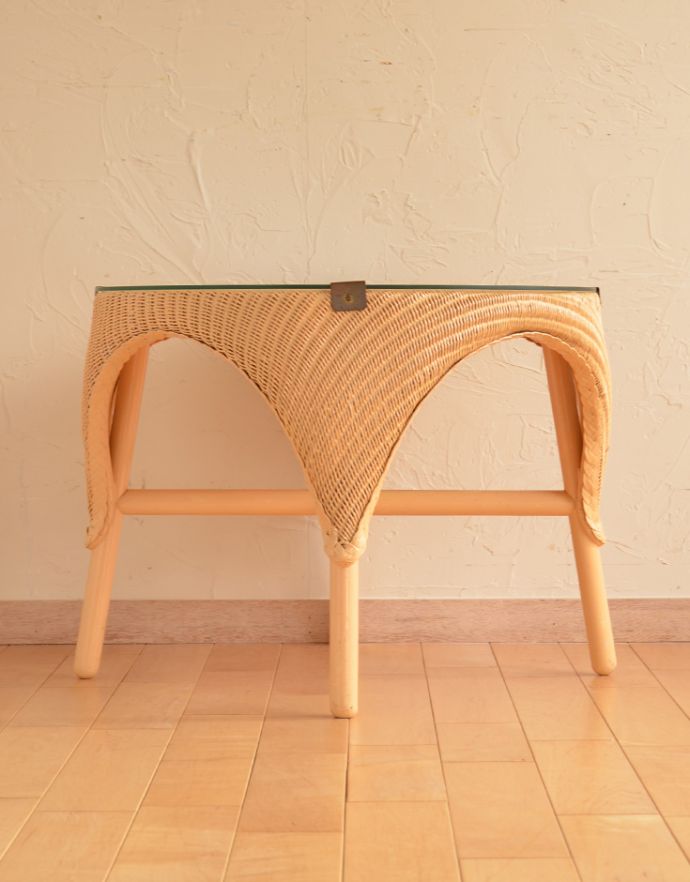 ロイドルーム　アンティーク家具　アンティークのロイドルーム家具、ガラス天板のコーヒーテーブル。パソコンを置いて、コーヒー片手にインターネットで調べ物なんて使い方も素敵ですね。(q-618-f)