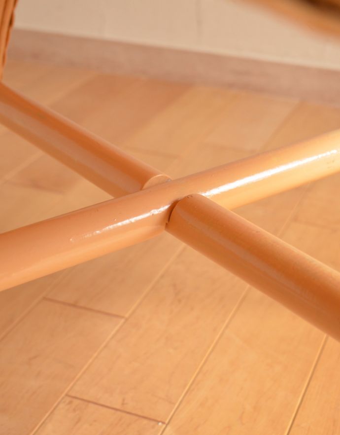 ロイドルーム　アンティーク家具　アンティークのロイドルーム家具、ガラス天板のコーヒーテーブル。クロスになった脚元には、文庫本などが置いておけるのでとっても便利。(q-618-f)