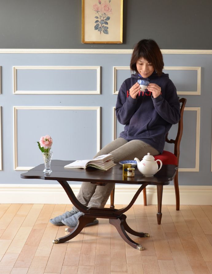 ロイドテーブル　アンティーク家具　リビングルームのアンティーク家具、バタフライテーブル（コーヒーテーブル）。どこでも置けるちょうどいいサイズのテーブル。(q-619-f)