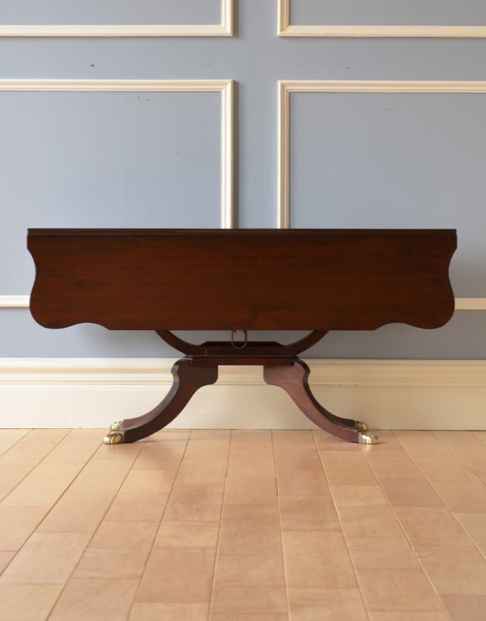 ロイドテーブル　アンティーク家具　リビングルームのアンティーク家具、バタフライテーブル（コーヒーテーブル）。片開きの状態でもご使用頂けます。(q-619-f)