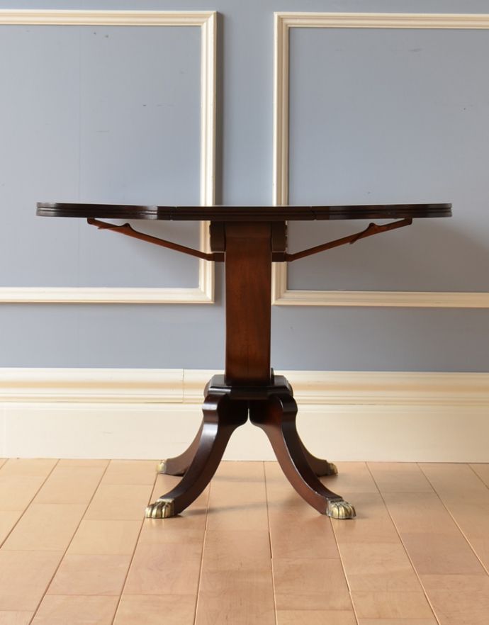 ロイドテーブル　アンティーク家具　リビングルームのアンティーク家具、バタフライテーブル（コーヒーテーブル）。アンティークは新品ではないので、経年変化によるキズはありますが、専門の職人によって目立たないようにキレイにお直しをしています。(q-619-f)