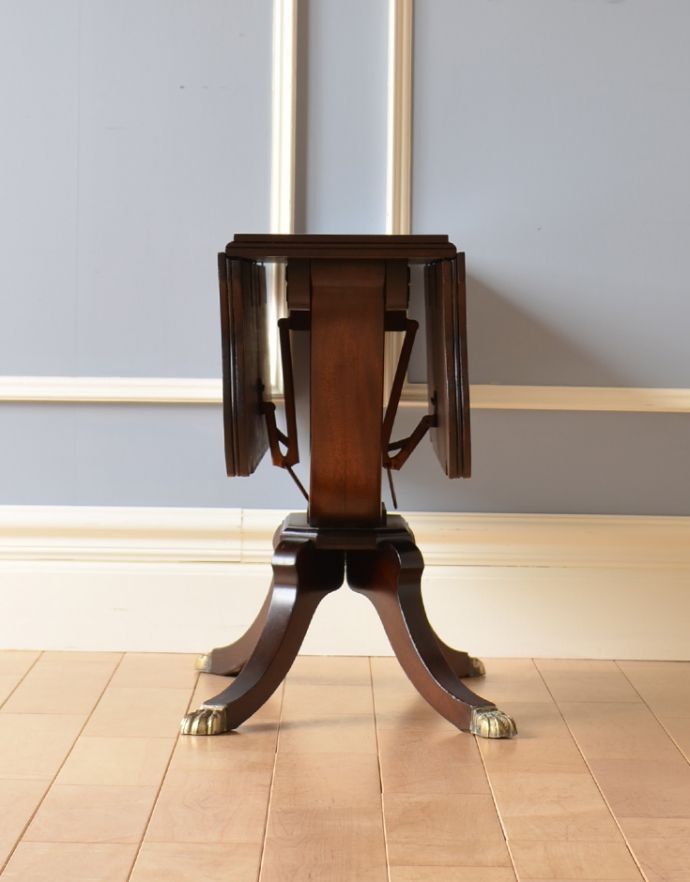 ロイドテーブル　アンティーク家具　リビングルームのアンティーク家具、バタフライテーブル（コーヒーテーブル）。閉じるとこんなにコンパクトになるので、壁に付けて片付けることも可能です。(q-619-f)