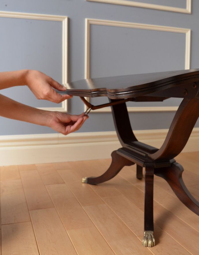 ロイドテーブル　アンティーク家具　リビングルームのアンティーク家具、バタフライテーブル（コーヒーテーブル）。天板裏についている金具のフックを引っ張り、金具を緩ませて閉じます。(q-619-f)