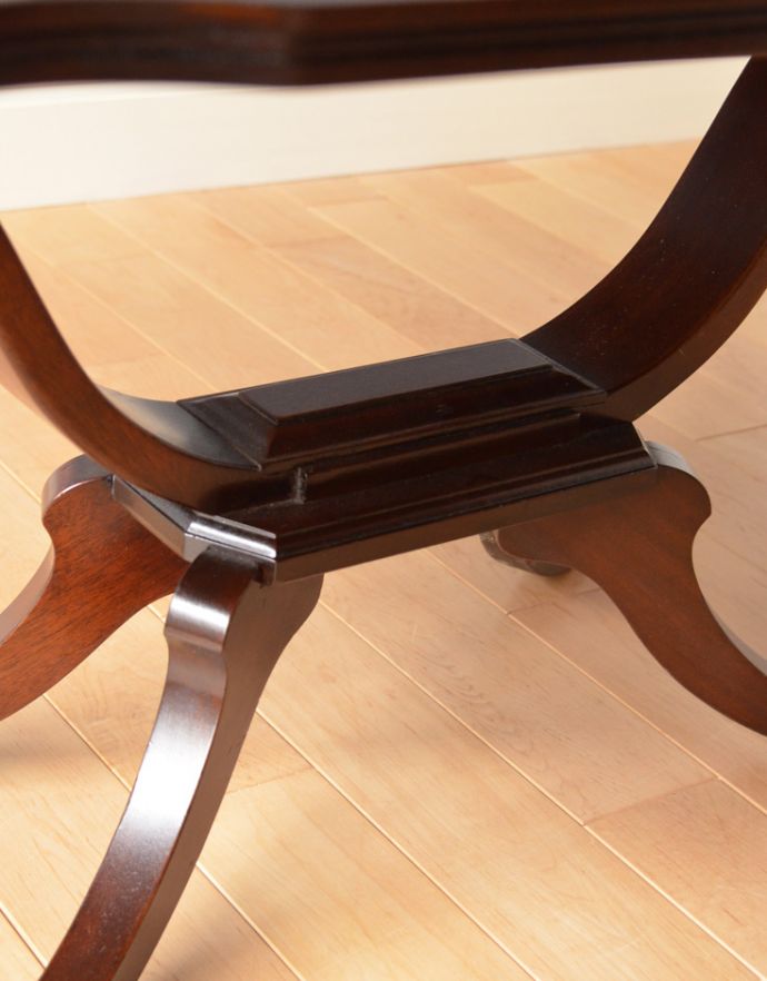 ロイドテーブル　アンティーク家具　リビングルームのアンティーク家具、バタフライテーブル（コーヒーテーブル）。１つ１つキレイな装飾には、思わずうっとりしてしまいます。(q-619-f)