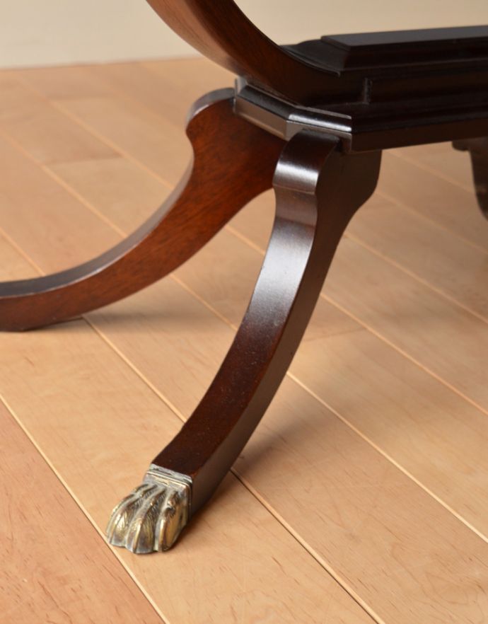 ロイドテーブル　アンティーク家具　リビングルームのアンティーク家具、バタフライテーブル（コーヒーテーブル）。脚先のデザインもゴージャス！しっかりお直ししてあるので安定感があります。(q-619-f)