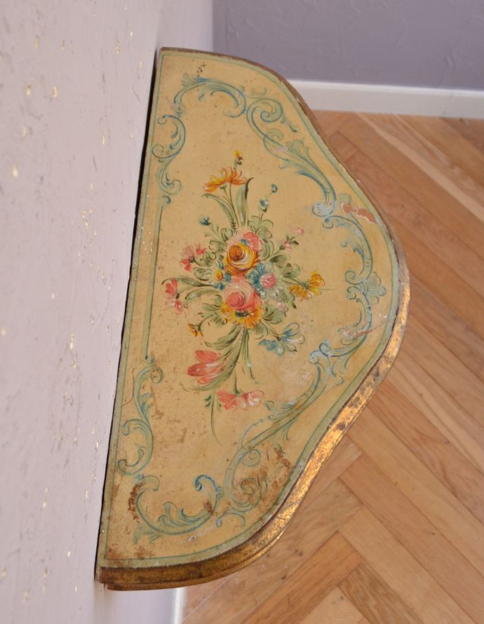 ウォールシェルフ・ウォールハンガー アンティーク家具 お花模様を描いたフレンチスタイルのアンティーク家具、壁に付けるミニテーブル(シェルフ)。天板付きなので、写真立てや絵を飾ってもステキですよ。(q-620-f)