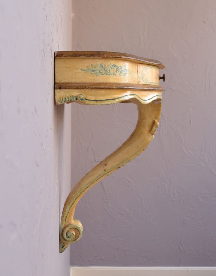 ウォールシェルフ・ウォールハンガー アンティーク家具 お花模様を描いたフレンチスタイルのアンティーク家具、壁に付けるミニテーブル(シェルフ)。可愛らしいカッティングがされています。(q-620-f)