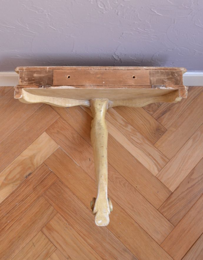 ウォールシェルフ・ウォールハンガー アンティーク家具 お花模様を描いたフレンチスタイルのアンティーク家具、壁に付けるミニテーブル(シェルフ)。キチンとメンテナンスしてあるので、裏側もキレイです。(q-620-f)