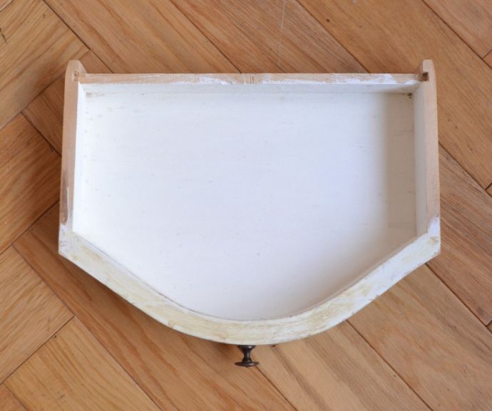 ウォールシェルフ・ウォールハンガー アンティーク家具 お花模様を描いたフレンチスタイルのアンティーク家具、壁に付けるミニテーブル(シェルフ)。引き出しは1杯付いています。(q-620-f)