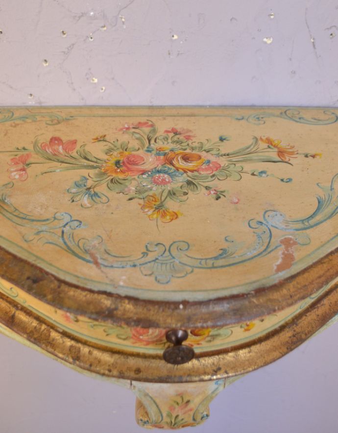 ウォールシェルフ・ウォールハンガー アンティーク家具 お花模様を描いたフレンチスタイルのアンティーク家具、壁に付けるミニテーブル(シェルフ)。天板に描かれた美しいお花の絵。(q-620-f)