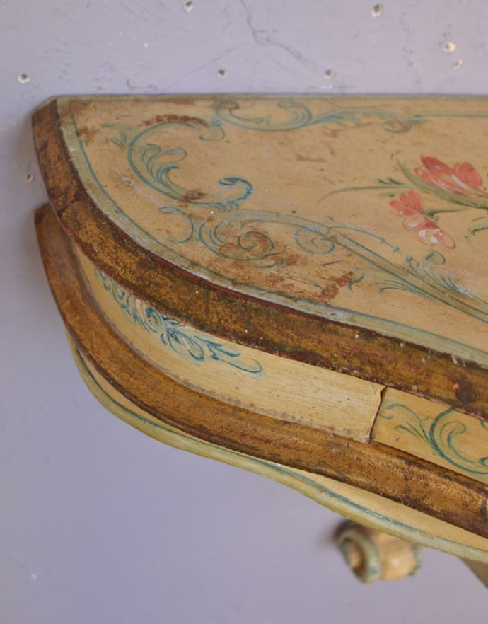 ウォールシェルフ・ウォールハンガー アンティーク家具 お花模様を描いたフレンチスタイルのアンティーク家具、壁に付けるミニテーブル(シェルフ)。アンティークは新品ではないので、経年変化によるキズはありますが、専門の職人によって目立たないようにキレイにお直しをしています。(q-620-f)