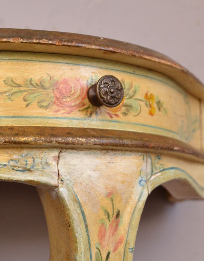 ウォールシェルフ・ウォールハンガー アンティーク家具 お花模様を描いたフレンチスタイルのアンティーク家具、壁に付けるミニテーブル(シェルフ)。取っ手にも注目!とってもこだわったお花の模様が入っています。(q-620-f)