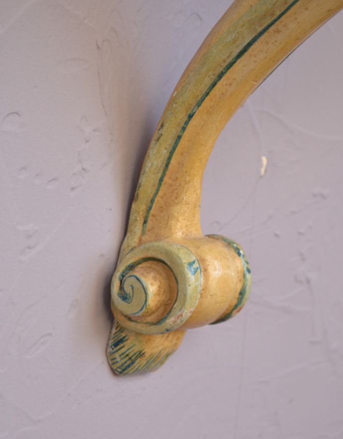 ウォールシェルフ・ウォールハンガー アンティーク家具 お花模様を描いたフレンチスタイルのアンティーク家具、壁に付けるミニテーブル(シェルフ)。シェルフの先にまでこだわったデザイン。(q-620-f)