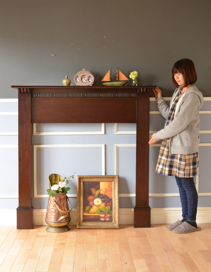 めずらしい家具 アンティーク家具 英国のアンティーク家具、マホガニー材のマントルピース(暖炉枠)。置いた瞬間、一気にお部屋が垢抜けるオシャレアイテムです。(q-622-f)