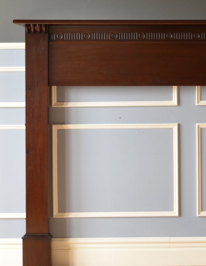 めずらしい家具 アンティーク家具 英国のアンティーク家具、マホガニー材のマントルピース(暖炉枠)。どんなお屋敷で使われていたのでしょう・・・!きっと大きくて立派な暖炉のフレームだったんでしょうね。(q-622-f)