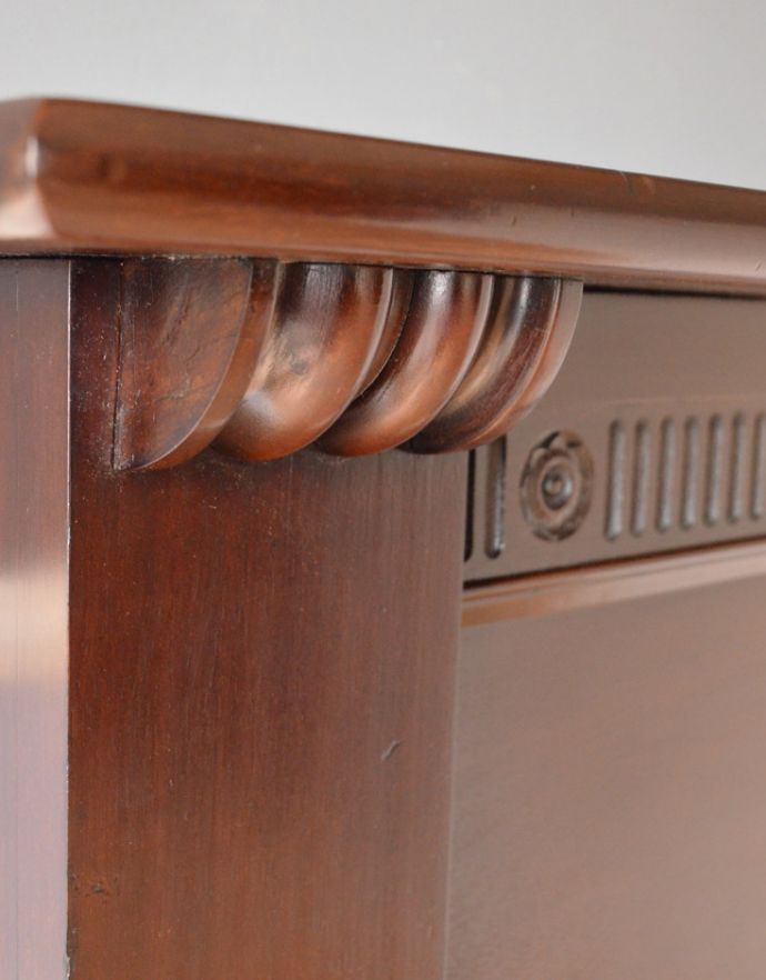 めずらしい家具 アンティーク家具 英国のアンティーク家具、マホガニー材のマントルピース(暖炉枠)。風格と品があるので、リビングはもちろん、和室や書斎、客間にも最適。(q-622-f)