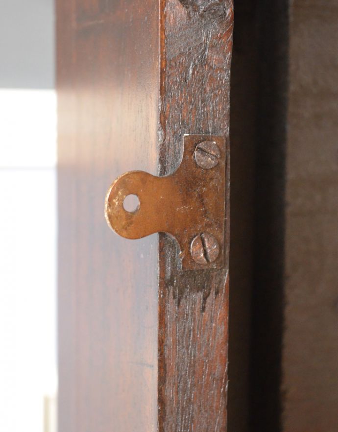 めずらしい家具 アンティーク家具 英国のアンティーク家具、マホガニー材のマントルピース(暖炉枠)。左右3ヶ所ずつ、壁に取り付ける用の金具が付いています。(q-622-f)