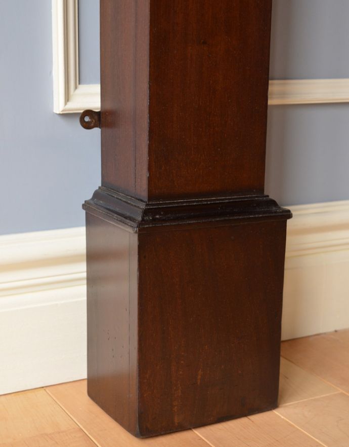 めずらしい家具 アンティーク家具 英国のアンティーク家具、マホガニー材のマントルピース(暖炉枠)。脚にもカッティングが施されています。(q-622-f)