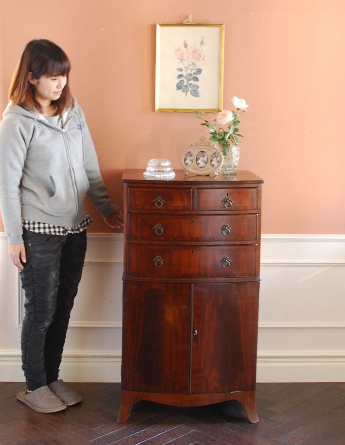 アンティークのキャビネット アンティーク家具 マホガニー材のアンティーク家具、イギリスのカップボードチェスト。中が見えないので、生活感が出てしまう細々した物をたっぷり収納するのにピッタリです!(モデルの身長は160cmです)。(q-625-f)