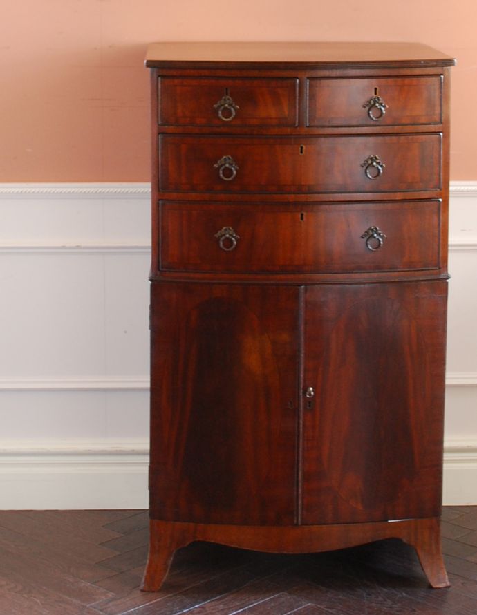 アンティークのキャビネット アンティーク家具 マホガニー材のアンティーク家具、イギリスのカップボードチェスト。落ち着きがあって高級な印象を与えてくれます。(q-625-f)