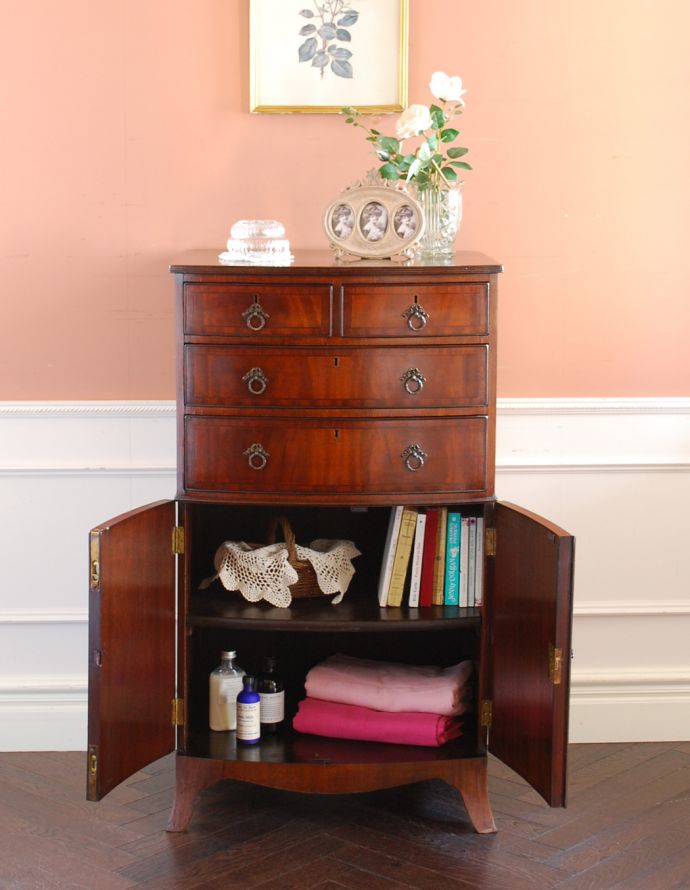 アンティークのキャビネット アンティーク家具 マホガニー材のアンティーク家具、イギリスのカップボードチェスト。扉の奥には見せたくないものを収納できます。(q-625-f)