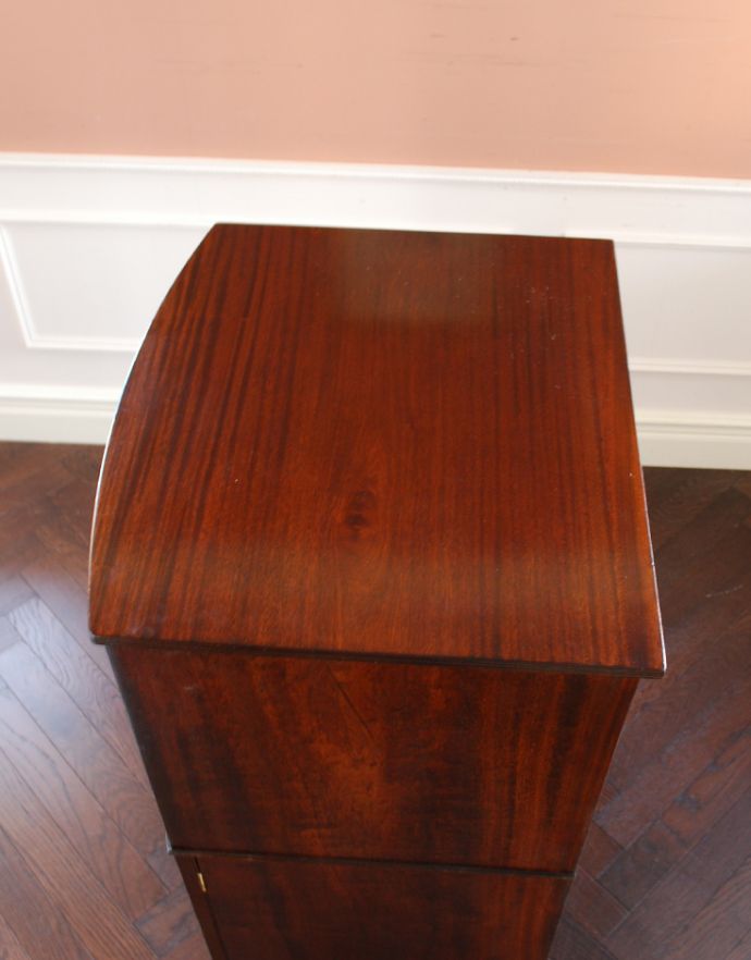 アンティークのキャビネット アンティーク家具 マホガニー材のアンティーク家具、イギリスのカップボードチェスト。天板もピカピカにお直ししました。(q-625-f)