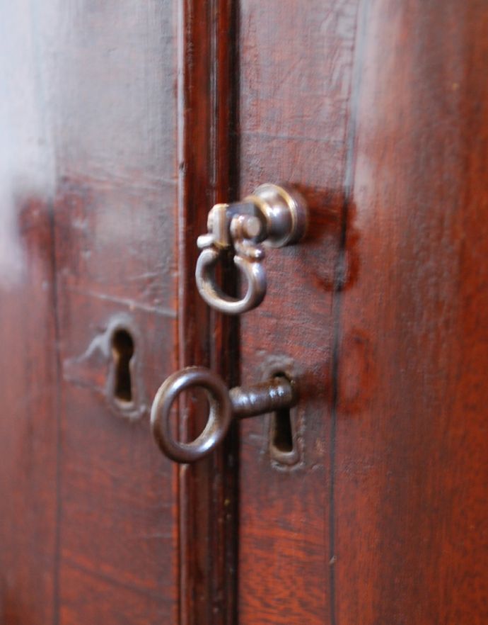 アンティークのキャビネット アンティーク家具 マホガニー材のアンティーク家具、イギリスのカップボードチェスト。引き出し用と扉用の2本の鍵をお付けします。(q-625-f)