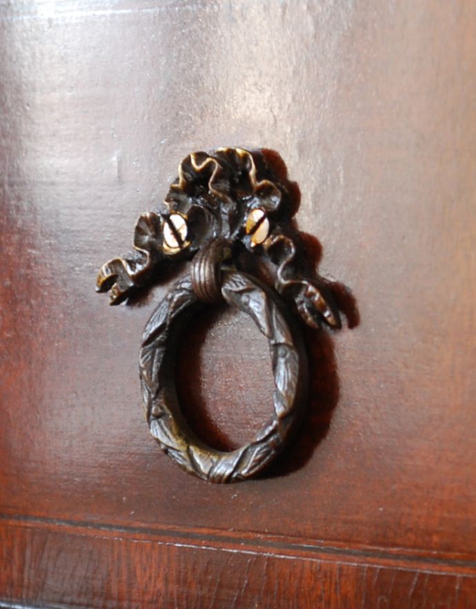 アンティークのキャビネット アンティーク家具 マホガニー材のアンティーク家具、イギリスのカップボードチェスト。アンティークならではの美しいデザイン!握る度にウキウキしてしまいます。(q-625-f)