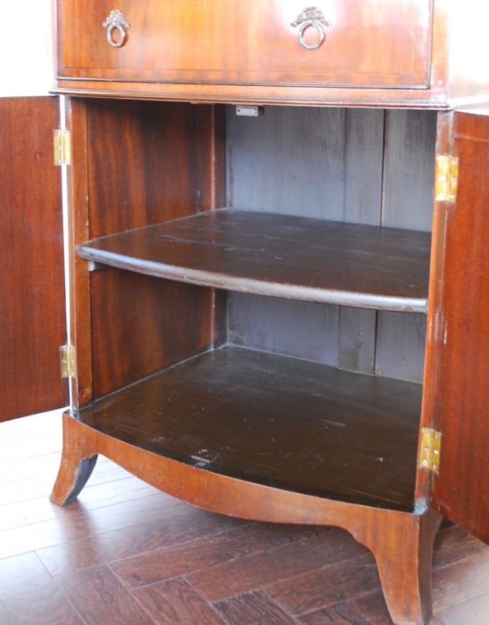 アンティークのキャビネット アンティーク家具 マホガニー材のアンティーク家具、イギリスのカップボードチェスト。扉の中には日常使いの食器を収納してみましょう。(q-625-f)