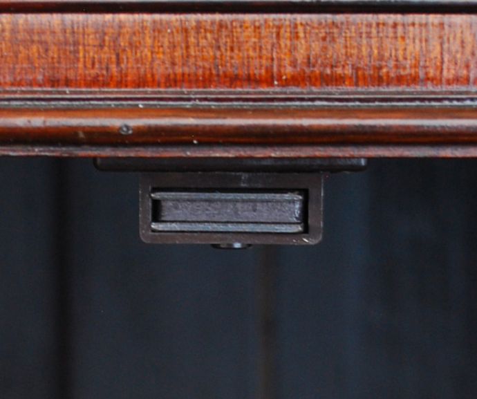 アンティークのキャビネット アンティーク家具 マホガニー材のアンティーク家具、イギリスのカップボードチェスト。マグネットがありますので、開閉はスムーズです。(q-625-f)