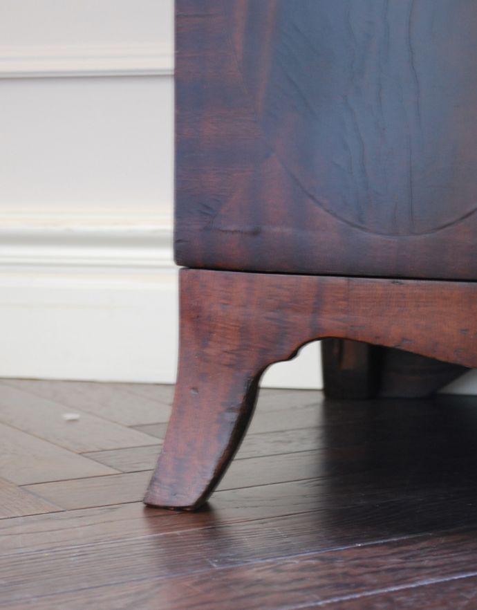 アンティークのキャビネット アンティーク家具 マホガニー材のアンティーク家具、イギリスのカップボードチェスト。安定感のある脚がしっかり支えます。(q-625-f)