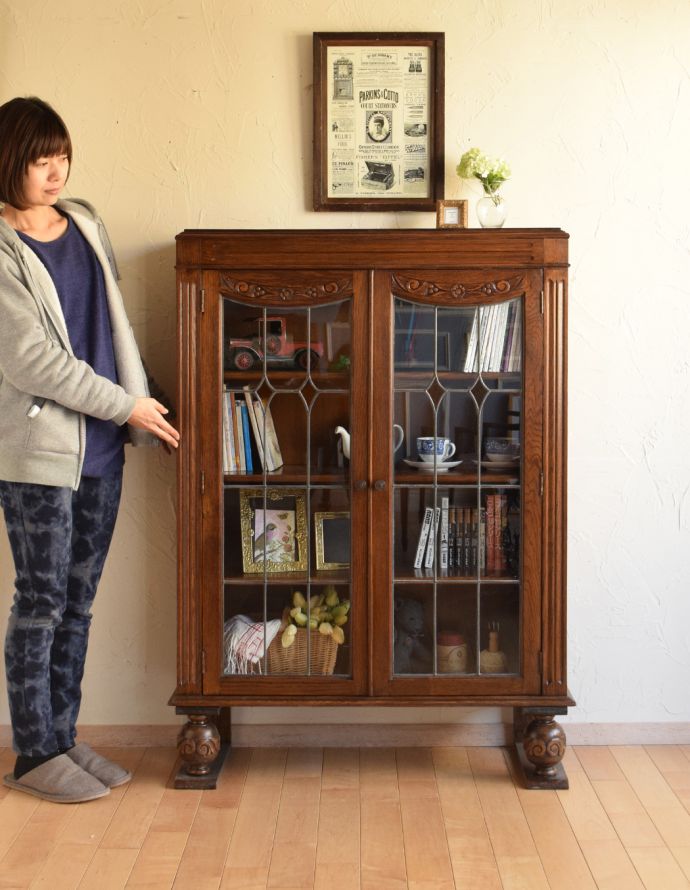 アンティークのキャビネット　アンティーク家具　ステンドグラス入りの英国のアンティークブックケース（本棚）。本棚としてはもちろん、グラスや食器を並べて飾り棚としても素敵ですよ。(q-627-f)