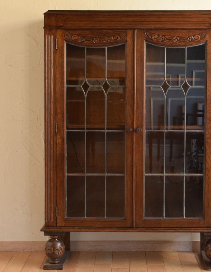 アンティークのキャビネット　アンティーク家具　ステンドグラス入りの英国のアンティークブックケース（本棚）。アンティークのガラスがキレイにはめ込んであります。(q-627-f)