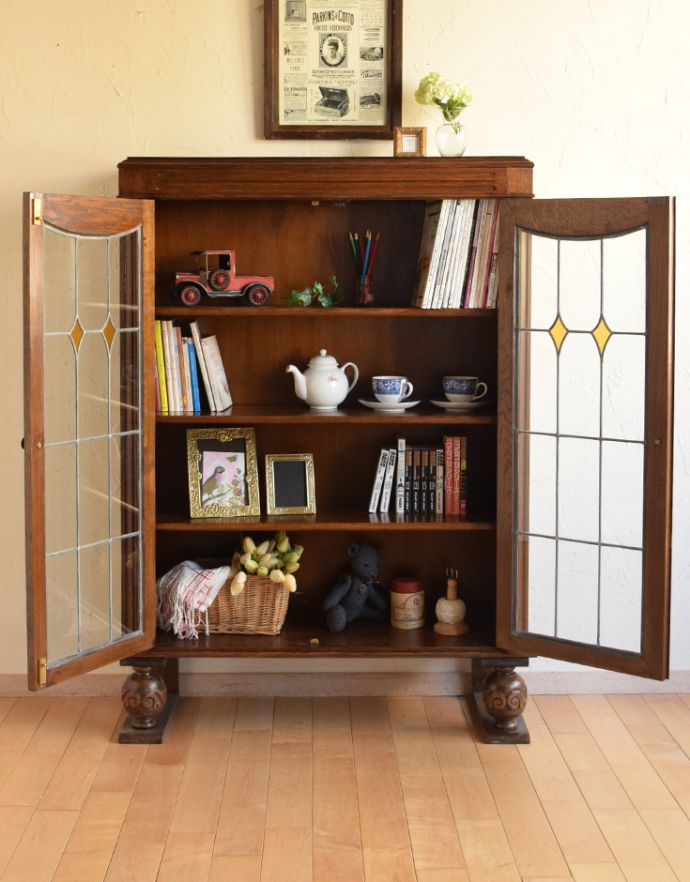 アンティークのキャビネット　アンティーク家具　ステンドグラス入りの英国のアンティークブックケース（本棚）。ショーケースのように、お気に入りの雑貨や食器を並べてみましょう。(q-627-f)