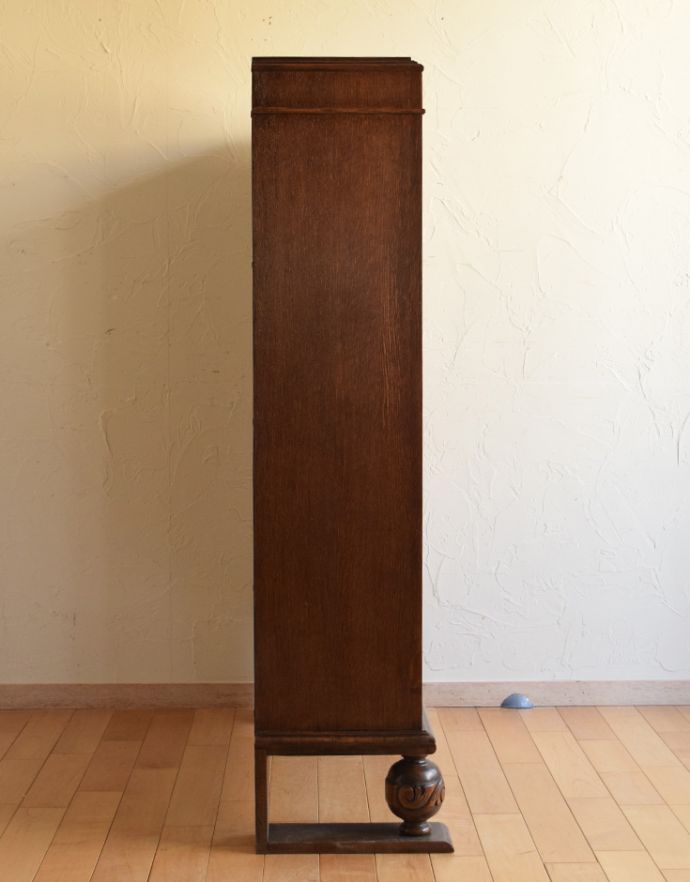 アンティークのキャビネット　アンティーク家具　ステンドグラス入りの英国のアンティークブックケース（本棚）。横から見てもピカピカです。(q-627-f)