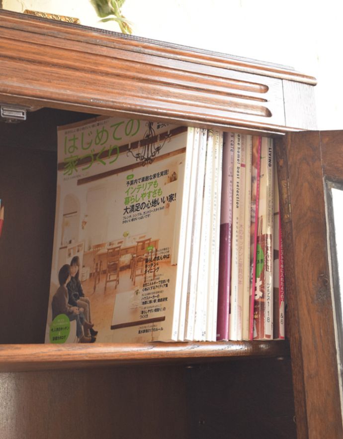 アンティークのキャビネット　アンティーク家具　ステンドグラス入りの英国のアンティークブックケース（本棚）。雑誌やファイルも型崩れすることなく、立ててキレイに収納できます。(q-627-f)