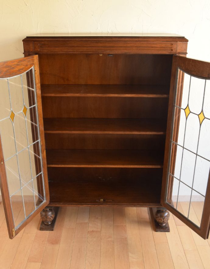 アンティークのキャビネット　アンティーク家具　ステンドグラス入りの英国のアンティークブックケース（本棚）。内側も茶色なので落ち着きがあってかっこいいです。(q-627-f)