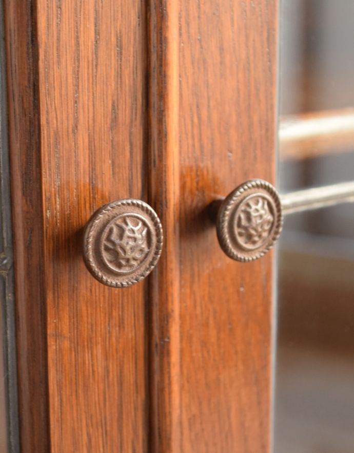 アンティークのキャビネット　アンティーク家具　ステンドグラス入りの英国のアンティークブックケース（本棚）。扉には風合いのあるドロップ形の取っ手が付いています。(q-627-f)